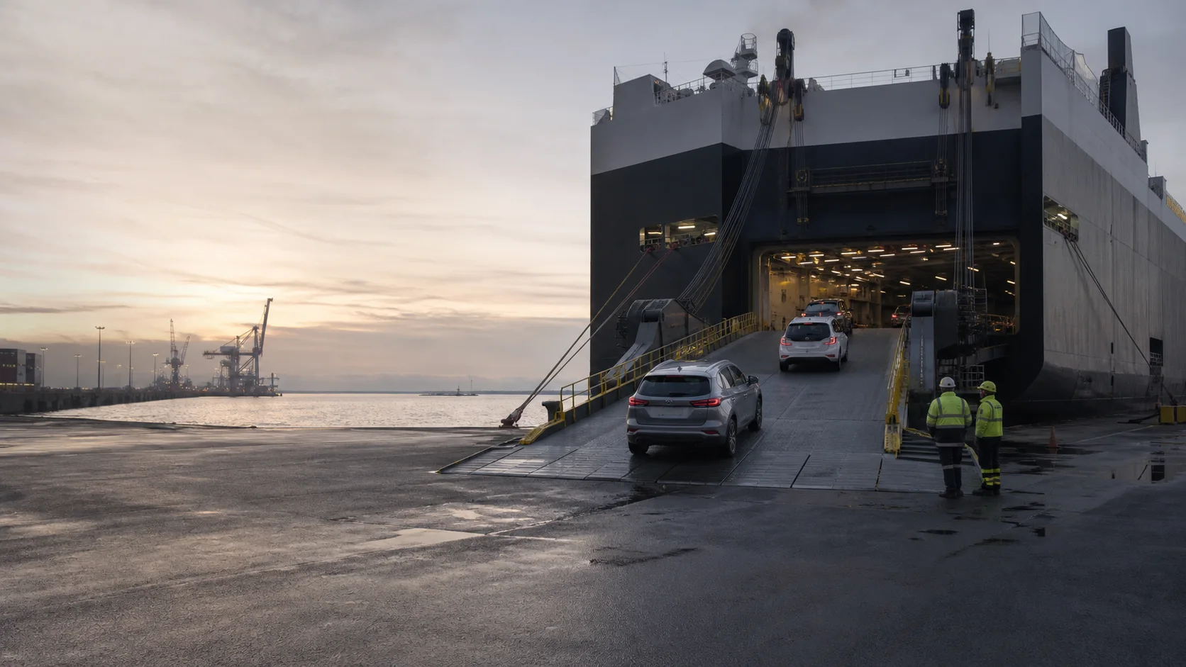 Véhicules entrant dans un navire roulier dans un terminal portuaire