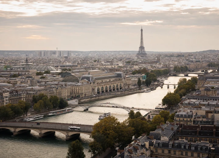 Vue de Paris et de la Seine avec la tour Eiffel à l’horizon